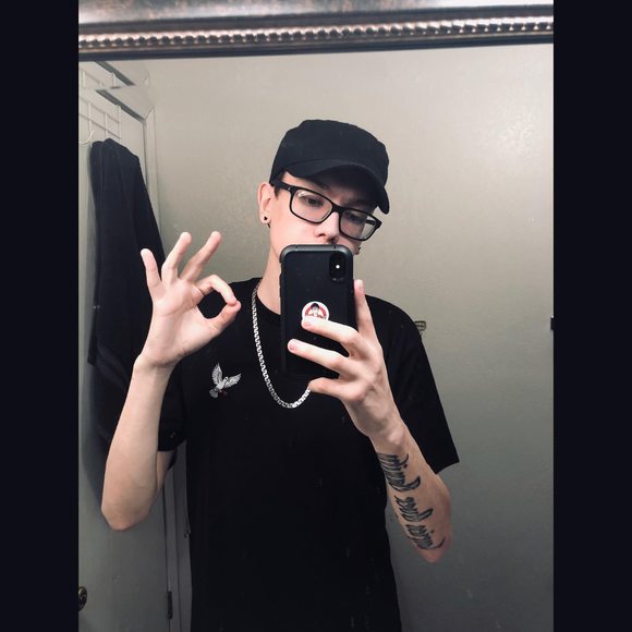 Meet your Posher, Alex - Picture 1 of 1